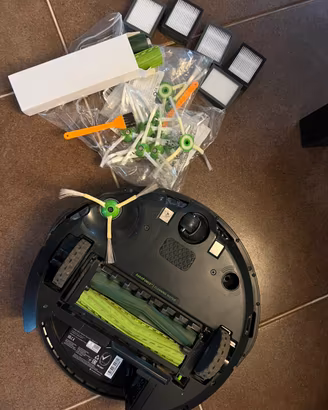 IRobot roomba i5 + ricambi filtri /spazzole