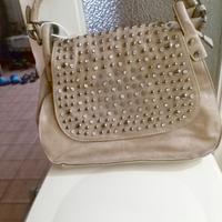 Borsa beige con borchie e strass