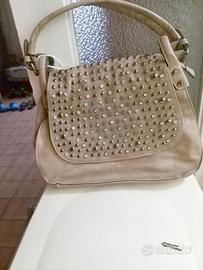 Borsa beige con borchie e strass