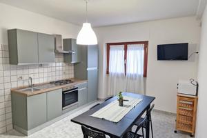 Camera ampia arredata nuova per ragazzo