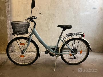 City Bike azzurra di taglia piccola