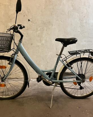 City Bike azzurra di taglia piccola