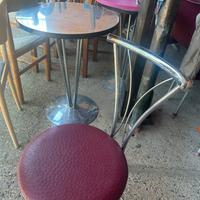 Tavolino e sedie da bar