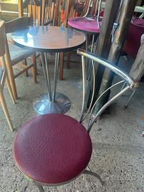 Tavolino e sedie da bar