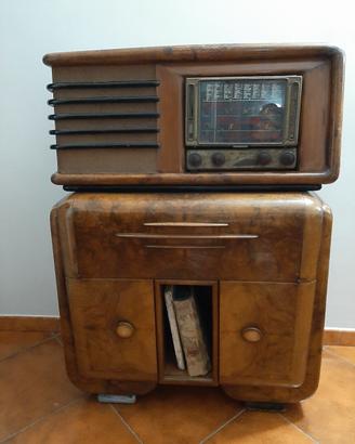 radio con valvole e mobile con giradischi antico