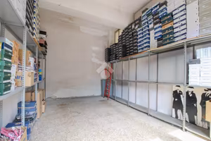 NEGOZIO A VIGNOLA