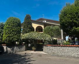 Villa bifamiliare fronte parco