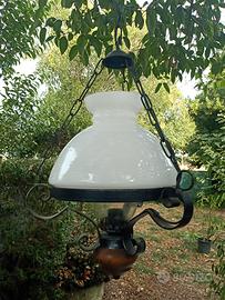 lampadario in ferro con cupola vetro opalino 