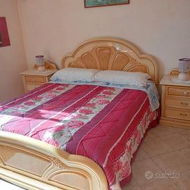 Camera classica in noce massello laccato 