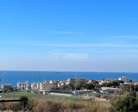 Ampio trilocale vista mare cantina balcone