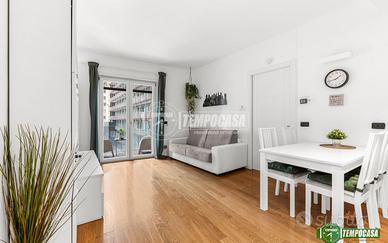 2 LOCALI RISTRUTTURATO CON BALCONE