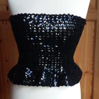 Top elasticizzato nero di paillettes con peplo
