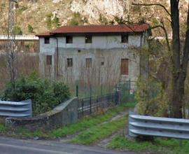 Rustico bifamiliare con corte in montagna