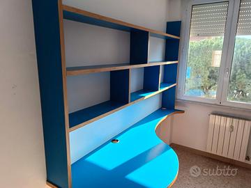 Scrivania artigianale con libreria in legno