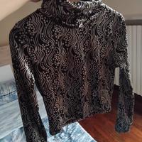 Maglia corta collo alto maniche lunghe nera e oro