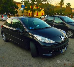 Peugeot 207  con assetto ribassato e cerchi in leg