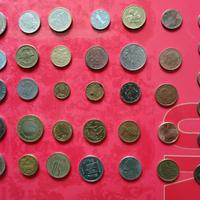 Monete straniere e poche italiane
