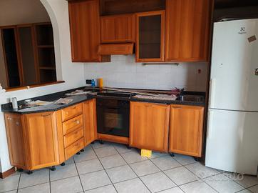Mobili cucina in legno, con marmo nero