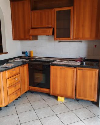 Mobili cucina in legno, con marmo nero