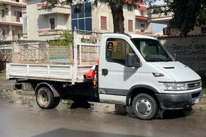 Iveco daily ribaltabile con gru