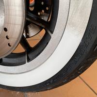 Detersivo per gomme auto e moto con fascia bianca