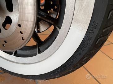 Detersivo per gomme auto e moto con fascia bianca