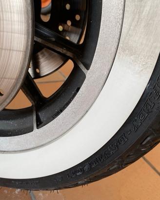 Detersivo per gomme auto e moto con fascia bianca