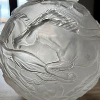 Vaso con cavalli in rilievo