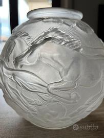 Vaso con cavalli in rilievo