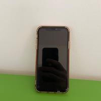 iPhone 11 bianco con schermo rotto