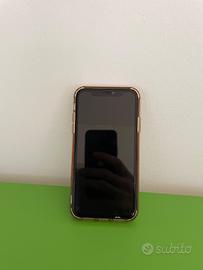 iPhone 11 bianco con schermo rotto