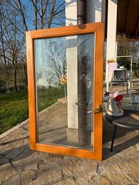 Finestre con cornici e scuri