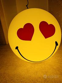 Lampada LED da tavolo/comodino a forma di emoji.