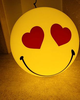 Lampada LED da tavolo/comodino a forma di emoji.