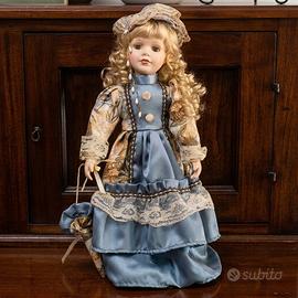 Bambola di Porcellana Vintage con abito Vittoriano
