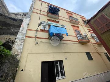2 LOCALI A TORRE DEL GRECO