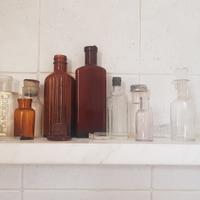 contenitori in vetro del passato per farmacia