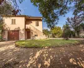 Casale con Giardino e Terreno Agricolo