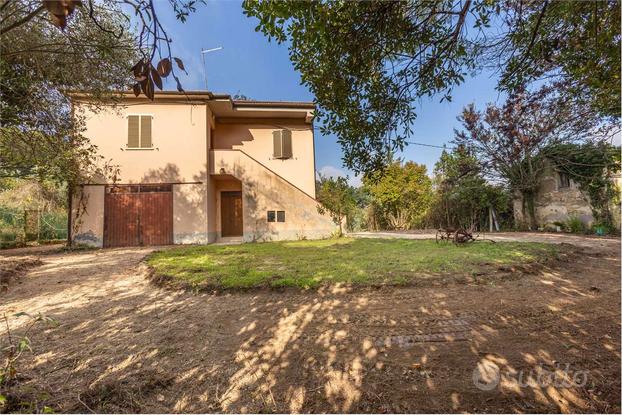 Casale con Giardino e Terreno Agricolo