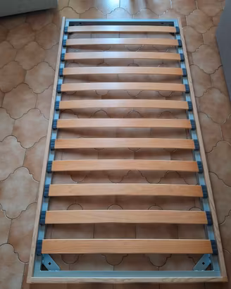 Letto a una piazza senza materasso