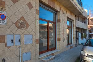Locale con due vetrine per negozio o ufficio