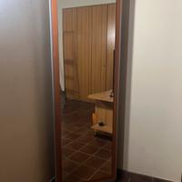 Specchio girevole con asse da stiro a scomparsa