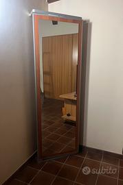 Specchio girevole con asse da stiro a scomparsa