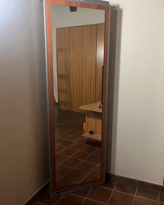 Specchio girevole con asse da stiro a scomparsa