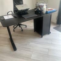 Scrivania con cassettiera