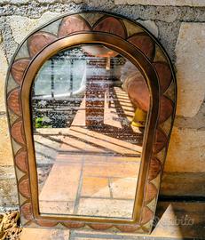 Specchio con cornice in ottone e rame