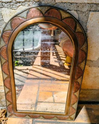 Specchio con cornice in ottone e rame