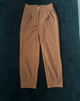 pantalone marrone tg M, bottoni oro, due tasche.