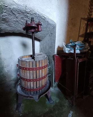 Torchio e carolla per vino