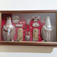 Teca in legno da collezione con cimeli della secon